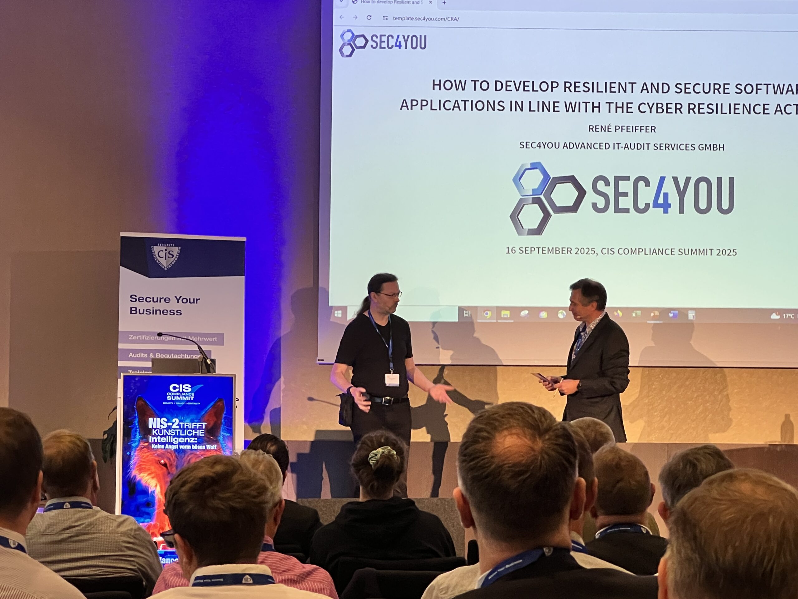 René Pfeiffer präsentiert seinen Vortrag "How to develop resilient and secure Software Applications with the Cyber Resilience Act (CRA)"
